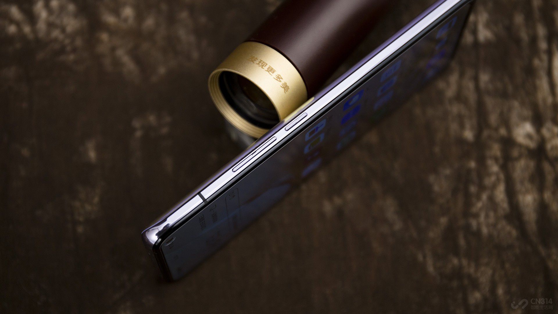 ���������ϣ�Ϊ������������˫ģ5G��vivo X30 Pro�䱸��Exynos 980оƬ��֧��SA&NSA˫ģ���������۷�ֵ�������ʿɴ�3.55Gbps��ǿ���A77 �ܹ��������һ����A76��������20%��