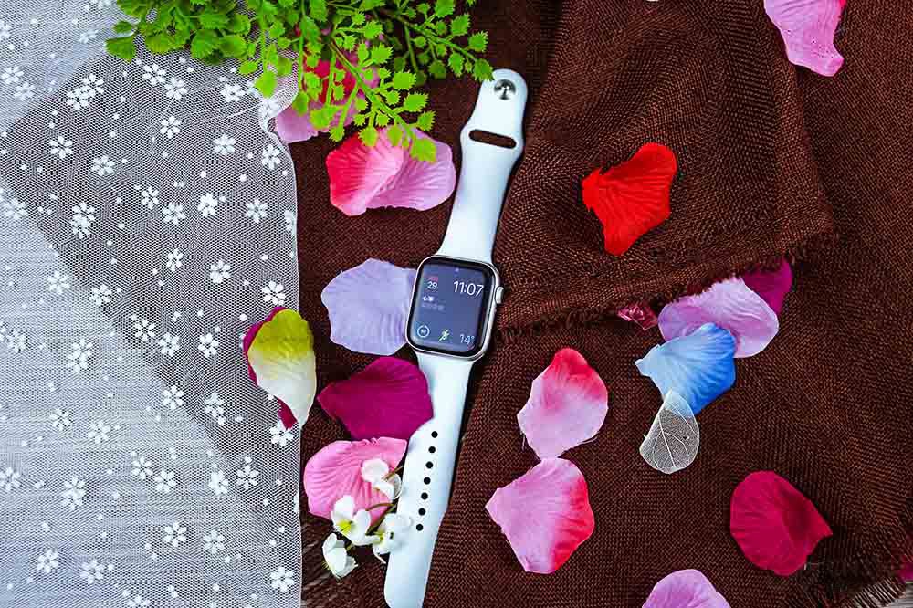 ����ѵ�����棬Apple Watch SE����һ�����Ż����������ֱ�ۣ��û�ͨ��ģ���������ʱ�ȿ������ģʽ�񶯣����������������ɡ�