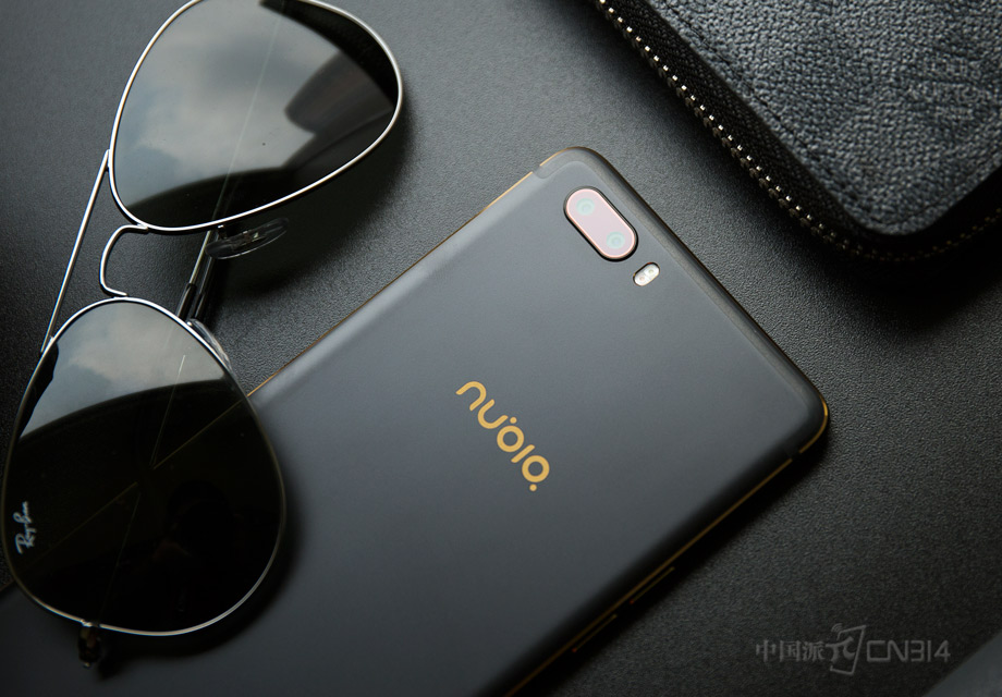 ������ϣ�Ŭ����M2�ڽ�����͹�Գ�����·�ߣ��ڽ�涥���Ĺ�״ע�����ߺͺ�ɫ�Ļ����ƺ�����Ȼһ�塱����û����ϸ�۲������±�ʶ�������ߵĴ��ڡ�