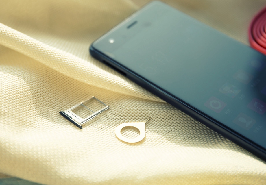 �ܶ���ǰ��Ŭ�����ǵ�һ��֧��ȫ��ͨ�ֻ��ĳ��̣���ʱ˫��ͨ���ֻ������١��˴�Ŭ�����������۾�ΪNano�ͺţ�����֧��ȫ��ͨ��