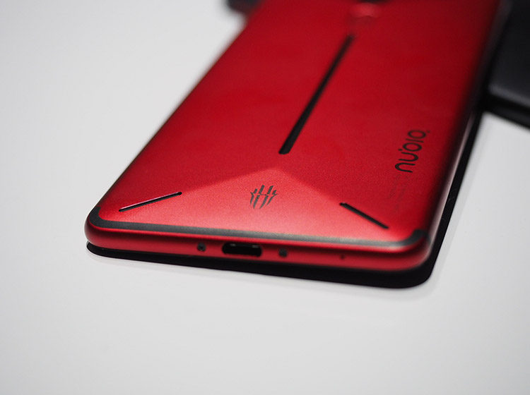 USB�ӿ��������˵ײ����У���Ȼ��3.5mm�������Ҳû���˸�������˶�����