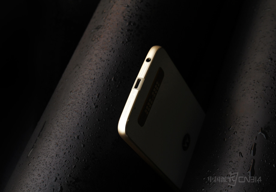 ��Moto Z���в�ͬ��ZPlay������3.5mm�����ӿף����ڲ�Ʒͨ������˵��һ���ô���