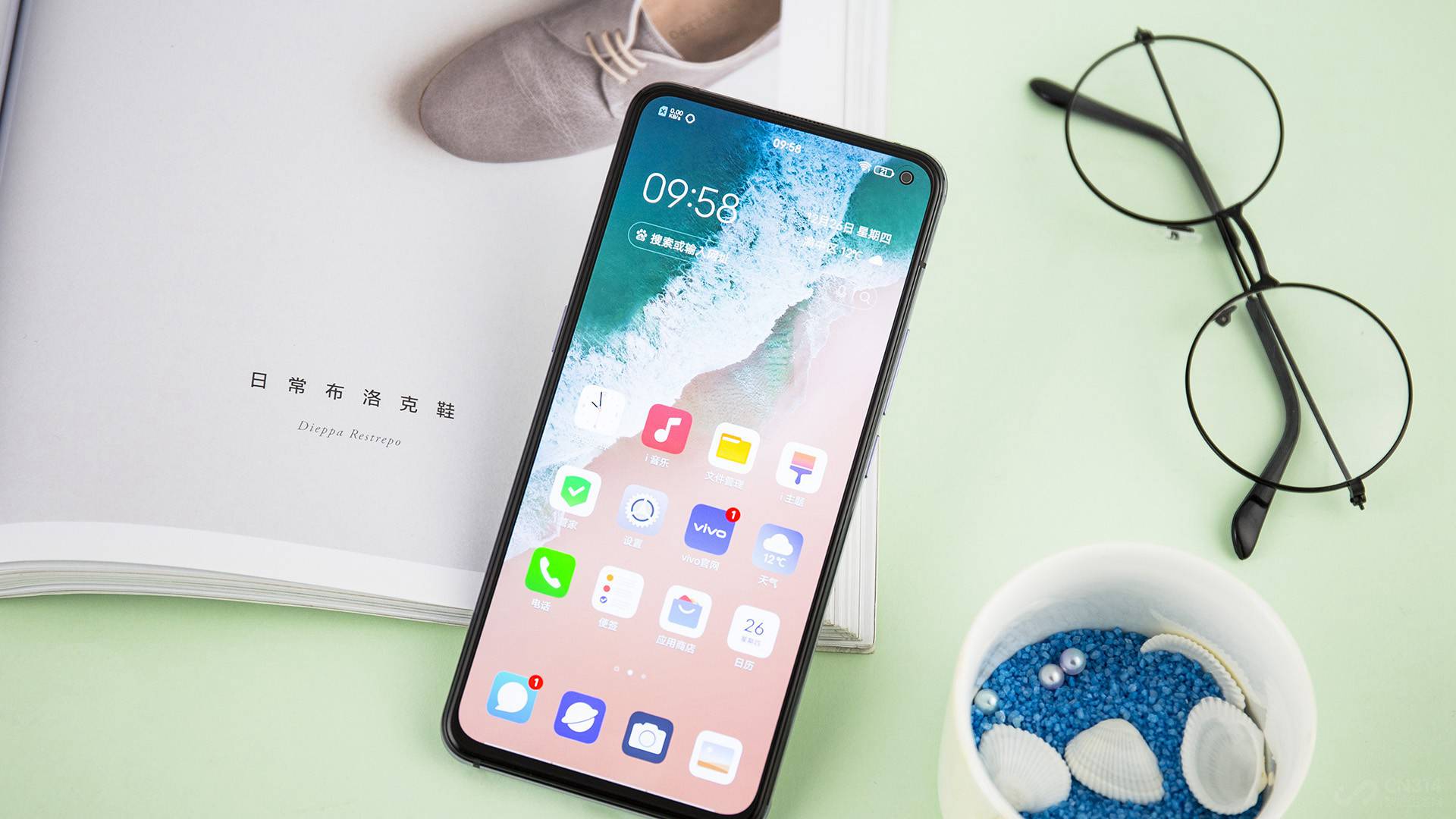 �ֻ�������õ���һ��3200�����ص�ǰ������ͷ�����ߵ�����ӵ�и�ǿ��Ľ����������õ�ϸ�ڱ������������û�Ҳ���ù��ڵ���������沿��һЩ覴ñ�¶������vivo������Ч�����ǵõ����ڶ�С��㡰���¡��ģ��������ղ��ڻ��¡�