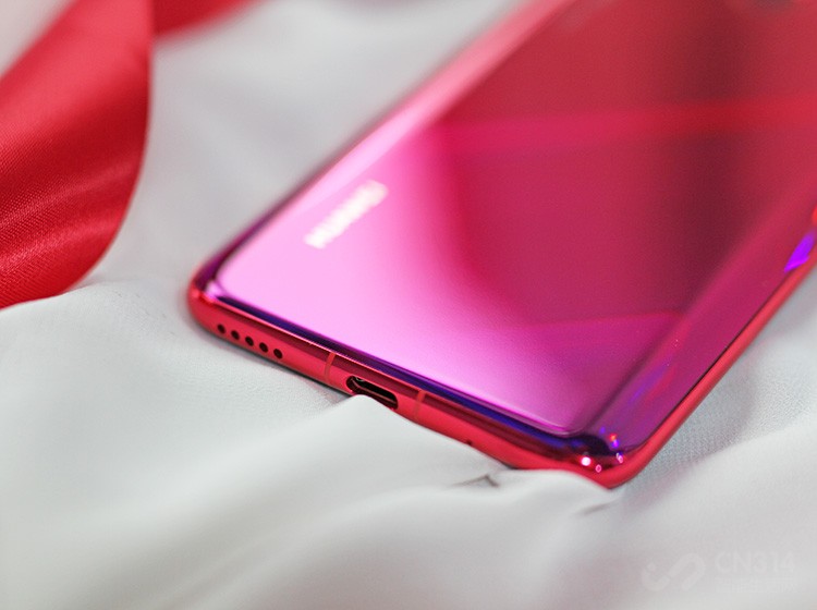   �ֻ����������˫���Ĥ���գ�ͨ�������������칤�գ��ܹ���ʾ�����ֲ�ͬ���Ӿ����ܣ��ڹ������ܹ�������ǳ�Ѥ����ɫ�ʡ�