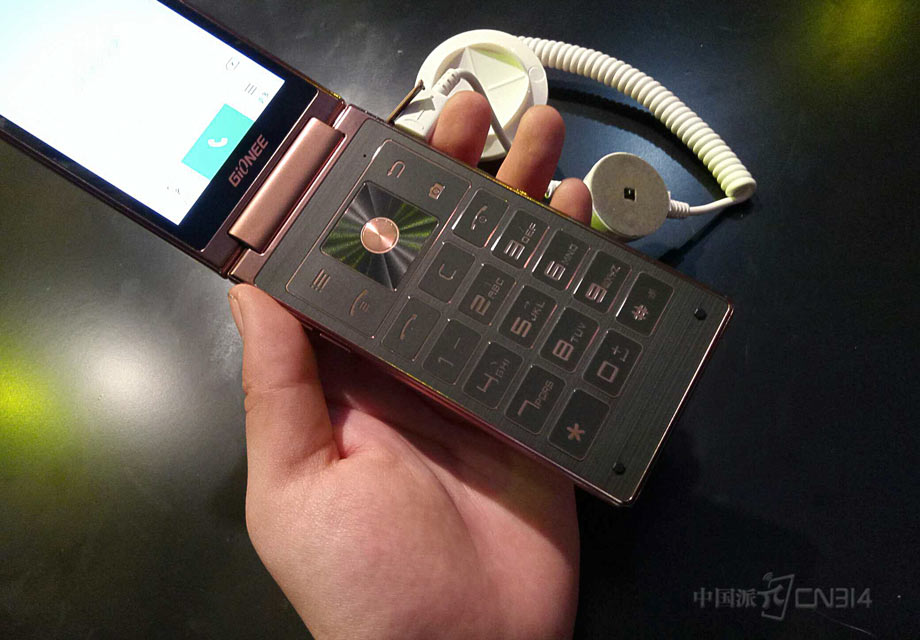  �������W909�ṩ��ʵ��T9���̣�����λ��ͬ��������˿�������������ý�ɫ�������ߺͽ������壬�߶�������ơ�