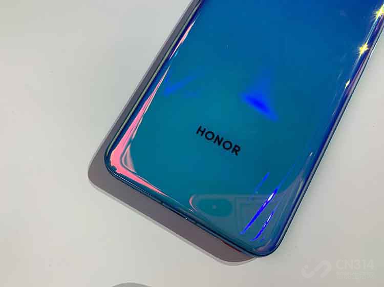 ��ҫ�����ڱ����ٰ���Ʒ�����ᣬ��ʽΪ���Ǵ����������׸�5Gϵ�в�Ʒ����ҫV30ϵ�С�V30ϵ�������ȥ�귢����V20ϵ���в�����������Ŀǰ���콢�ֻ��г��Ͼ߱���ǿ�ľ���������������ۻ�������Ӳ�������в�С���������ơ�