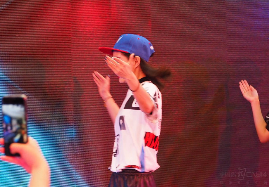 �ţ��ҵ����ĺ���λ����һ��������˫�־��𣬹�ӭŮ���ݹ��١�