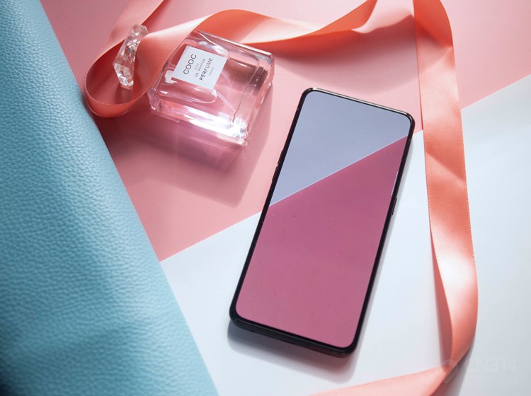 Reno2��������һ�����;����ȫ����������������ͷ������ռ�ȵ�Ԫ�أ���ϸ�ڷ������ø��á�����˵��Ļ������19.5:9����Ϊ20:9���°ͺ�Ƚ���3.35mm���������������ṹ����Ͳ�������Ż���ʹ����ռ���ٴ����������롰����ȫ��������̫Զ�ˡ����Կ��������ܵı߿��Ǽ�խ�ģ���������ˬ�Ĳ��С�