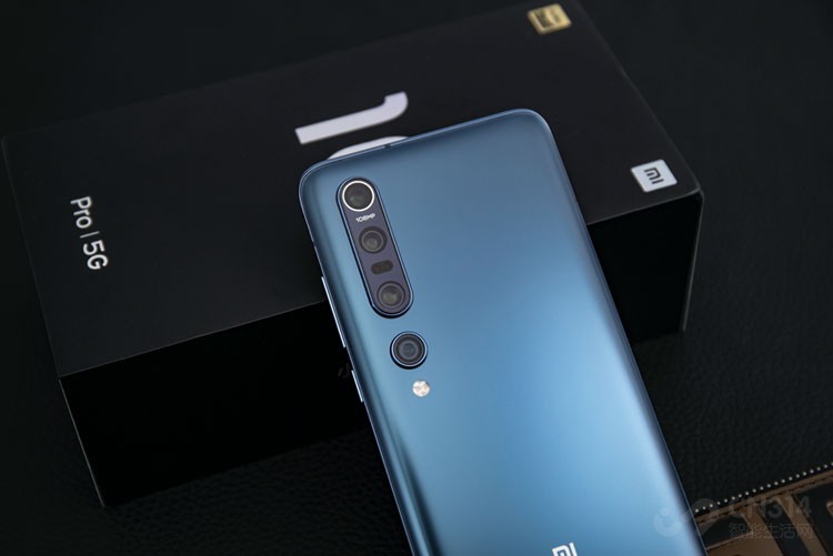 ���շ��棬С��10 Pro�������Ŀ�����ͷ���ֱ��ǳ�������ͷ��50mm���εľ�������ͷ��һ�����س������㣬2000�����صĳ���Ǿ�ͷ�����У�һ��������Ȼ�������µļ�������С��10 Pro���ǽ�����ȫ����Ż���������