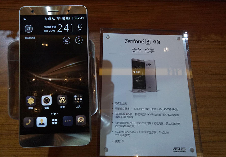 ׷������ѧ�Ļ�˶�ֻ����״���ZenFone 3����ϴ��������ʽ���ߵ�ȫ������̬������ǰ��δ�������š����������ڱܿ��ֻ����߶Ի�����������Ӳ�����������һ����ͺϽ��Ǹ�������������240��ϸ�¹���4.2mm���²�ߺ����幤ѧ����������ʹ����������š����ոг��ڡ�