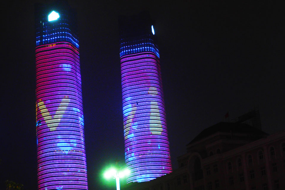 ��ivvi�����ˣ��������ð���ͨ���硱����11��19�������ϲ��ӽ�һ������8���296������ͬʱ����������������һ���ر�ĵƹ���΢��Ӱ