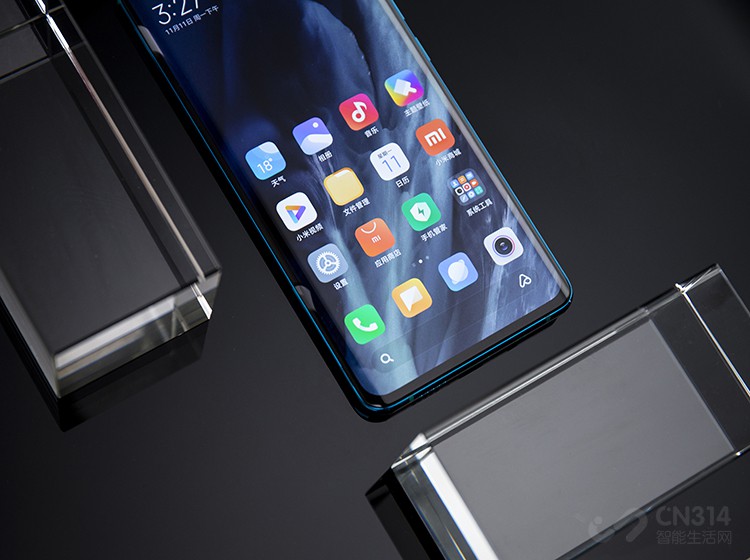 С��CC 9 Pro����COP��װ���գ��������һ�� 6.47 Ӣ���˫����ˮ��������Ļ���ߺ�����оƬ������ʾ����������������°͡��߿򶼱Ƚ�խ������ֻ�� 3.43mm���ǳ���С�� MIX Alpha �����°���խ��С���ֻ���