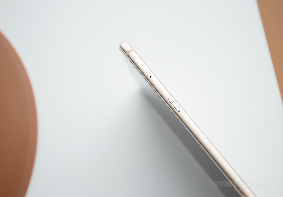 �����ȵ��ǣ���7.0mm���˱������о�Ȼ������3630����ʱ�Ĵ�������أ���ͬ������ȱ��������͵ĵ���������󡢽��Ƶ���������������͸��ᱡ������Ҫ��Ľ�����