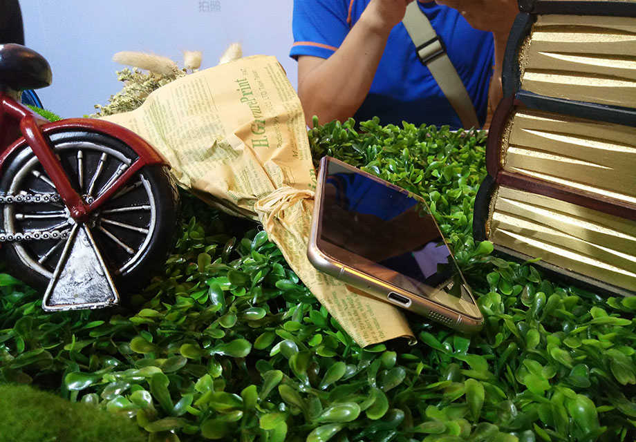 ���ڻ�˶����PixelMaster3.0Ӱ�������������ZenFone 3���ǣ�����6P��Ƭ�������IMX298������������1600��ǰ��800����������ͷ��F2.0���Ȧ������Խ���ɫ��У����������4���ѧ����+3����ӷ���������������ϣ�����4X���ȵ���ǿ��HDRģʽ��6400��������΢�����ʵĳ��廭��ģʽ����һ������ģʽ��ʵ�֡����ļ�������������Ч���졢�ȡ��档