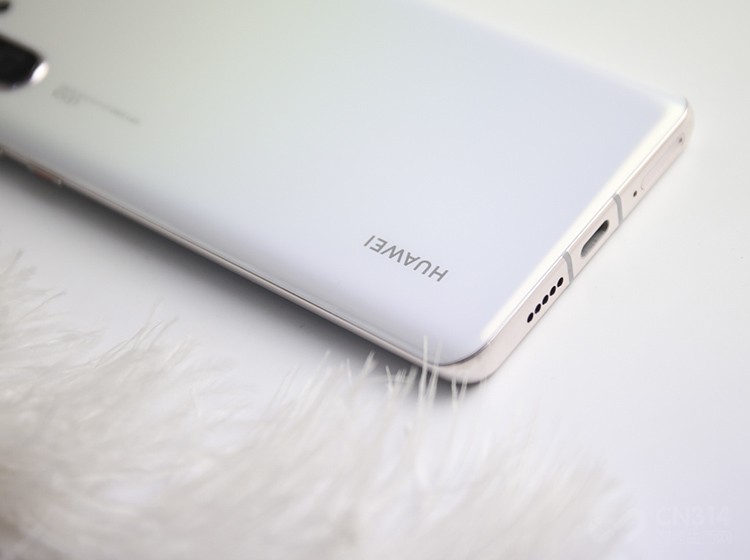 ���������������ᡱ��P30 Pro�������Ҳ���Ӿ������˱��Ļ�������˫�澵����ƣ����ܵ����沣��������������˵��ָУ�������һλ��ȶ��˵�����ʱ������ǰ��Ϊ����ֽ����벣�������ֲ�ͬ���ʵĽ��ڡ�