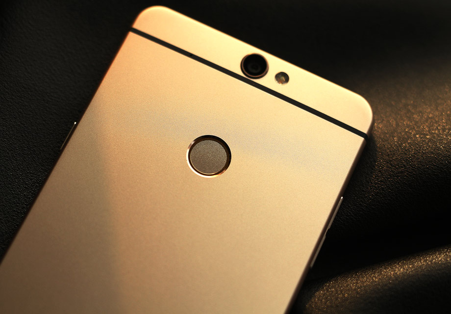 ��������ͷ��Բ��ָ��ʶ��ģ���Լ��¡�coolpad��LOGO֮�⣬��û�ж������ơ��롰������ƻ����ͬ������Max���źż�ϴ������˺�ɫ��ƣ����ұ�iPhone 6S��ϸ(6SΪ2.0mm������MAXΪ1.4mm)���������Ƕԡ��������ļ̳��뷢�