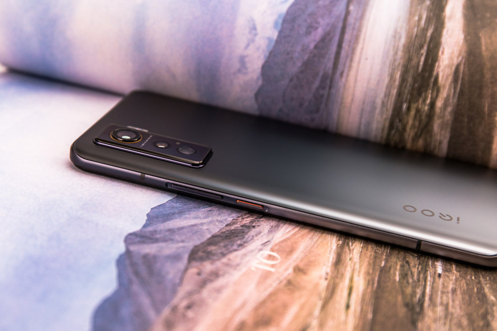 iQOO 5�����Ĳ������嵽�п���һ���ķ��ȣ��������ƣ��ʺϵ����ճ֣����������������Ȳ�����ţ�����������˵ĸо�������������������������������᳹������ϸ�ڡ�