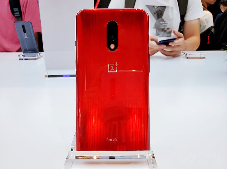 һ��7�ṩ��8GB+256GB��12GB+256GB�����汾���ۼ۷ֱ�Ϊ2999Ԫ��3499Ԫ�����ṩ��ȫ�µķ��ź���ɫ��������˵ĸо������൱�����ġ�