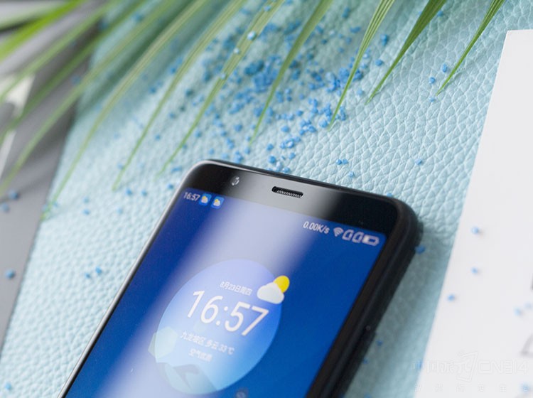 ����360�ֻ�N7 Lite�䱸��һ��18:9������5.99 Ӣ�磬ӵ��2160x1080��FHD+�ֱ��ʣ���Ļ����in-cellȫ���Ϲ��գ�����ͨ͸������