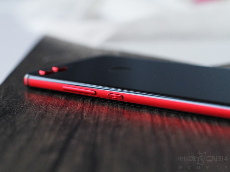 ��ô���Ҳ��ע�⵽�ˣ�����觺ڡ���ɫ�����ǵ�һ�ĺ�ɫ�����Ǻ�ɫ+��ɫ����ϣ���ɫ������֡���ɫ���鱼�ţ�������ɫ�Ĵ���᲻���Եá���ɧ���أ����¾��������ˣ�Ӧ�û��ܵ�������Ů�ǵ�ϲ����