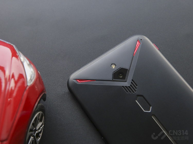 ��ħ3����������ǰ�����ġ�������ѧ��������ԣ�������ϸ��֮�����м���ı仯�������и�����������У�V�ֹ��۸���ڹ����ڲ����Ŀ������������������ԡ��۾������ú�ħ3�·������Ϊ�ˡ��ߴ��������ǵġ��۾�����ɢ����Σ�յġ���⡱��