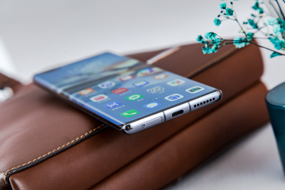 ��Ļ���棬��ΪMate40 Pro��������һ��Mate30 Pro�ġ��ٲ�������ƣ������š���88�㳬����Ļ�����Ӿ��������ޱ߿򣬴Ӳ���۲���ʾ��ʱ����Сˮ�����������ϵĲ��棬����֮��ʮ���𺳡�