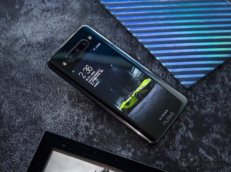 ������ΪҪ�����㹻����������������ģ�顢�ڲ��ռ�����ߵȣ������Ǵ�С����5.1Ӣ���AMOLELD��Ļ���ֱ���ΪHD+������������õ����沣����Ϊ�������壬����˫���������ս��˻����п򲿷֣��������и����˱���