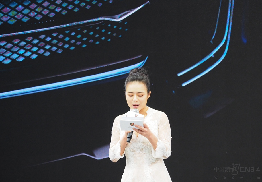 ��һ����΢Ц������һ�使�۵Ļ��������ŵ�΢΢���š�