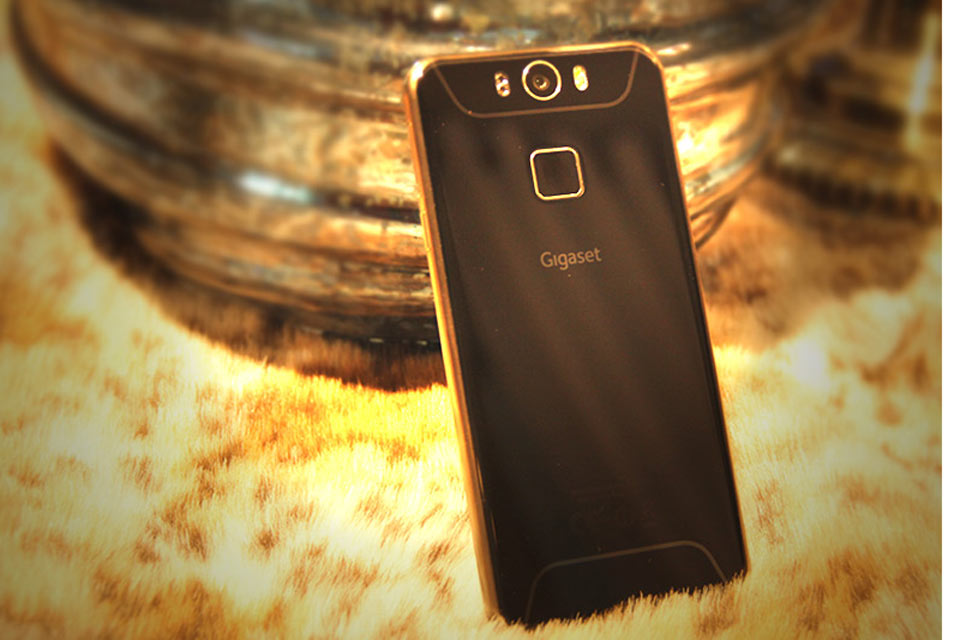 �ֻ�����Ҳһ�������˺�ɫ��塣