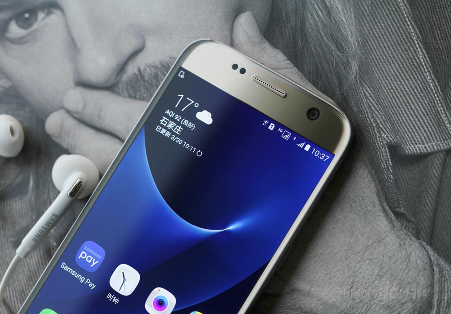 ��Ļ�Ϸ�ȡ����SAMSUNG��������Ʒ��ǿ����Ƶ����֡���ǰ������ͷ�ﵽ500�����أ���S6 edge��ͬ��֧�����ա�������ĺ���Ļ���⹦�ܡ�