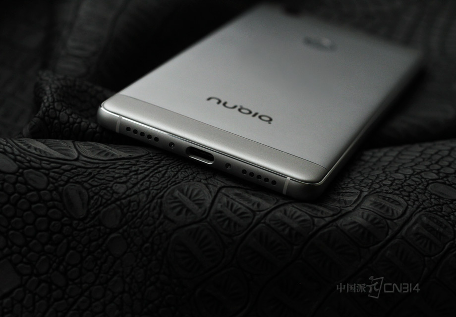 �û������ײ��߿��棬ѡ����Type-C���ݽӿڣ��ڿ�ʵ������ä�壬ʮ�ַ��㡣