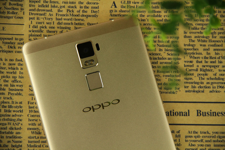 ָ��ʶ������λ��ƫ�ϣ��������ָ�϶̵�Ů������ʳָ���²�����Ѱ�ٵ���������λ�á�