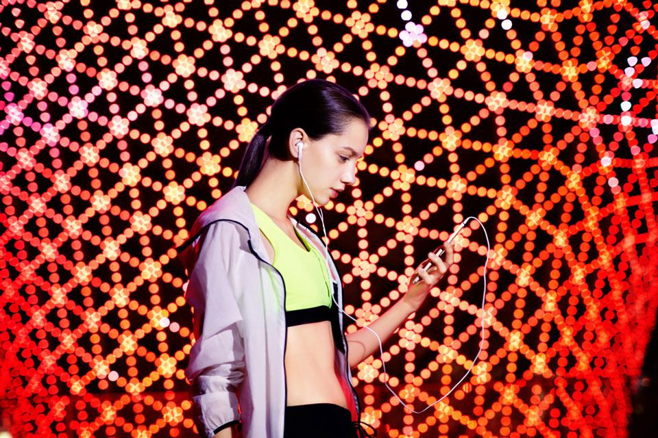 OPPO R7s�����˿��ٰ�ȫ��VOOC���似�������5���Ӿ���:ͨ��2Сʱ�����ͬʱOPPO R7s�䱸��3070mAh���أ���ͨ��ϵͳʡ�羫�����Ļʡ���Ż���������ʱ�������ӣ��õ������ɴ����õ����� 