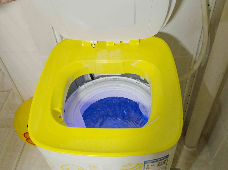 ��ϴ�»�����ע��ˮ�󣬹�Ͳ������ɫ�����м����λõĸо���