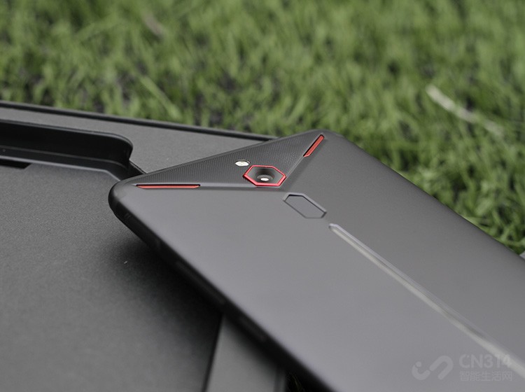 �����ϣ���ħMars�羺�ֻ�����Ŀǰ��ͨ������õ�����845����������Ƶ�ɴ�2.8GHz��GPU��ΪAdreno 630����������Ϸ�п������ߵ���Ч�����ȶ��ĸ�֡�����С�