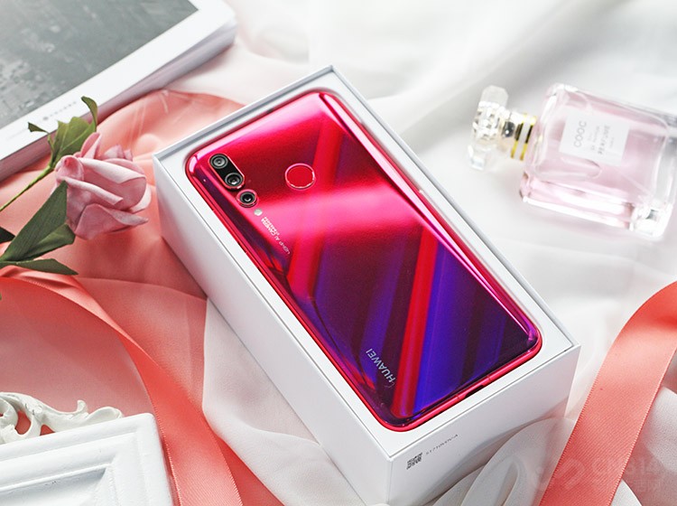 ��Ϊnova 4�˴��ṩ4�ֻ�����ɫ������չʾ�����������졣����ȫ��һ��˫��ĤƬ��������������ӵ��һ���Ź��һ���Ųʣ���3D˫���沣�������ĳ����£����ֳ���Ŀ���Ȼ����