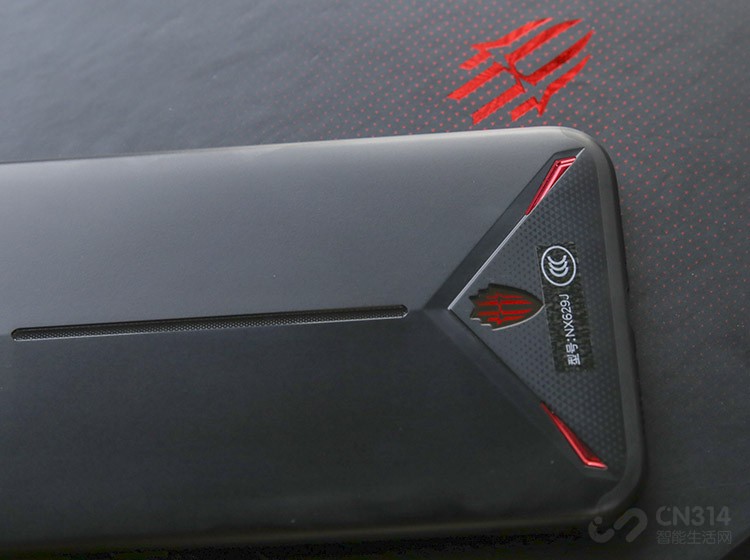 ������������λ�õ�LED�ƴ����Ա��������ŵĵ�Ч����������ͨ��App�����ƣ�ͬ��Ҳ������ϵͳAI����������չ�֣�������Ϸ�����ֵȶ�������£������ֳ����˵Ĺ�ʡ��ڻ����ײ�λ�ã���ħ3������һ�����Ե����ĺ�ħLogo����ɢ������͵ĺ�ɫ���⣬�����������Ϸ�����һֱ׷���RGB���������ɡ�