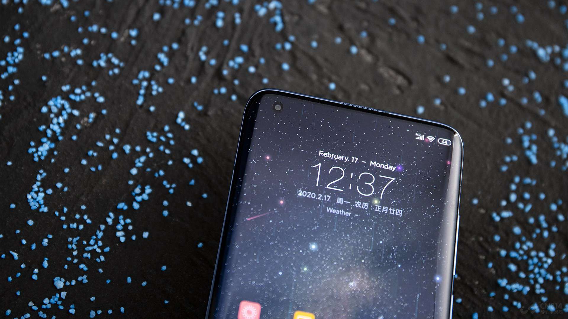 ��Ļ����ʹ�õ���ʱ�����е��ڿ�����ƣ��׾���Ϊ3.84mm������Ҫ�������Լҳ�΢��ǰ�þ�ͷ������С��ר����Ƶĳ�С��ͷģ�飬���Ӿ��۸в������̫���Ӱ�졣