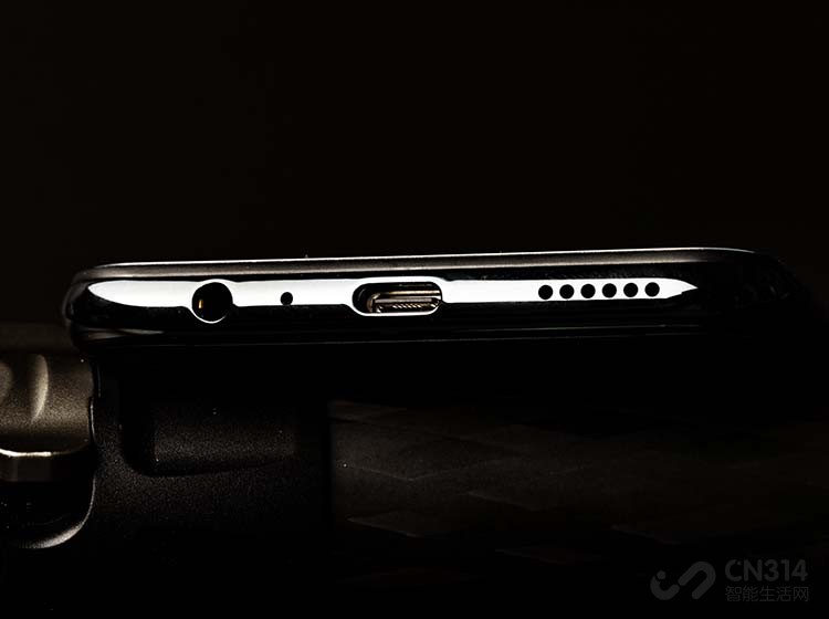 �����ײ�������3.5mm�����ӿڣ���ȡ���ýӿ��Ѿ���Ϊ��������������£������ӿڶ���iQOO Neo���������ǽ�������������iQOO Neo��������Ϸ���ԱȽ϶࣬3.5mm�����ӿڸ��ܹ�����iQOO Neo��λ��Ⱥ������