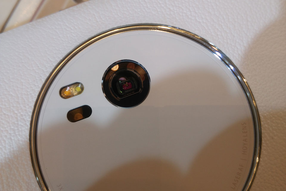 ��˶ZenFone Zoom�����µĺ�������ͷ�ǳ����ۣ������ǻ��ڲ���������뵽ͬ�������ն�������Lumia 1020��