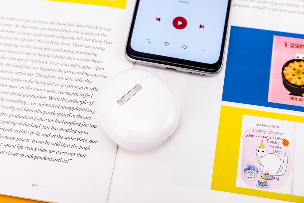 �����õ����ǡ����ǰס���ɫ��������Բ״��ϸ���������������������һ����������Ķ���ʯ�������кͶ�����ʹ����ABS�������ϣ���Ҳ��������TWS����������������ʡ�