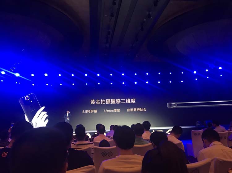 �������������¹��򣬴������ܿƼ�ͬ�����ǵ��ֻ�������ʱ���ճָС������5.5Ӣ����Ļ��7.9mm��ȡ����汳�����ϣ��ܹ�ȫ�������V10S���������ƣ��û�����д������ĵ�����������