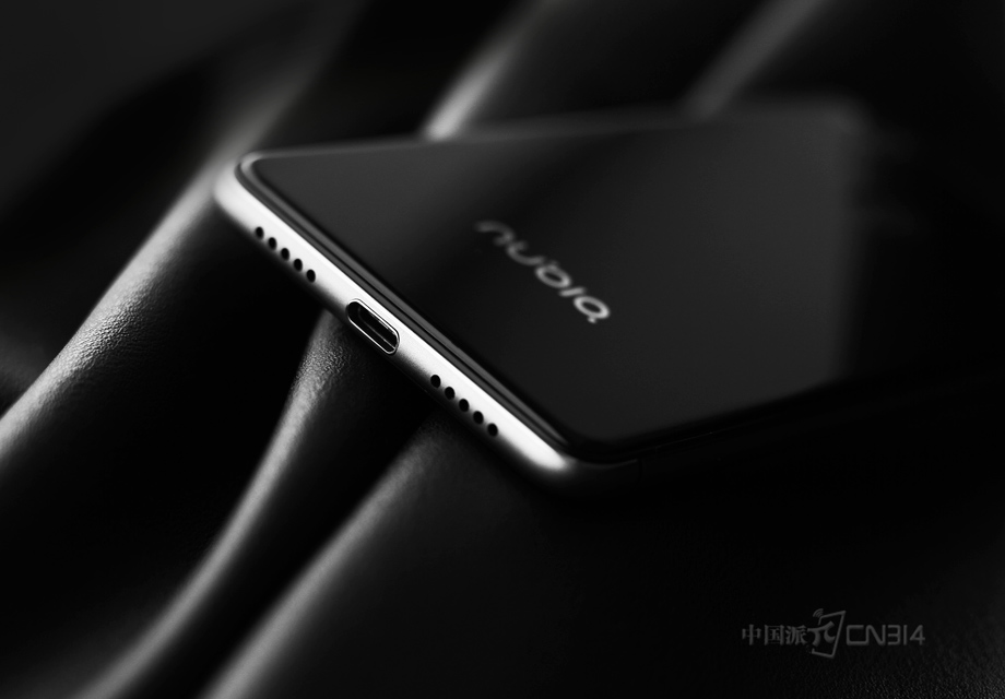 �����ײ����棬Ŭ����Z11 miniѡ����Type-C���ݽӿڣ��ڳ��������ӵ��Դ�������ʱ����ʵ������ä�塣