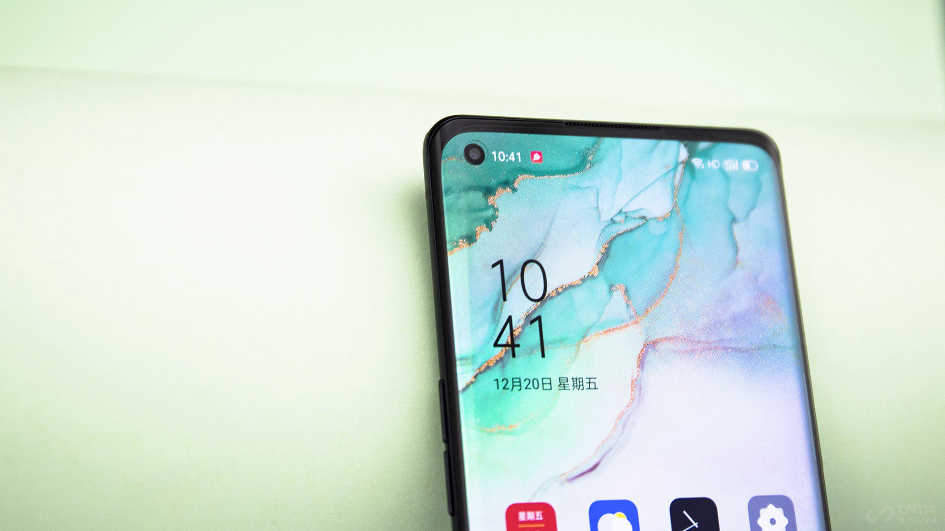 OPPO Reno3 Pro ������һ�� 6.5 Ӣ��� AMOLED ��������Ϊ�������������ռ�ȣ���û�в�������ʽǰ������ͷ����������£�ѡ�����ڿ�ʽ��Ļ��ƣ��׾��� 3.92mm���Ӹ��������˿׶��Ի��������Ե��ƻ��ԣ�ʹ����ռ�ȴﵽ��92.1%��