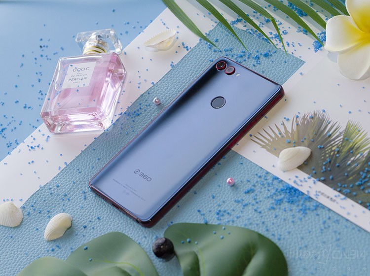 8��21�գ�360�ֻ���������������������»�������N7 Pro�ڷ�����ǰ��ֵ�����ܵȶ෽����Ѿ��й�����ع⣻���������׷׸�̾����Ȼ�ǡ���ֵ������������һ��������������ֻ�ɺ����汾�����˷��ϡ�