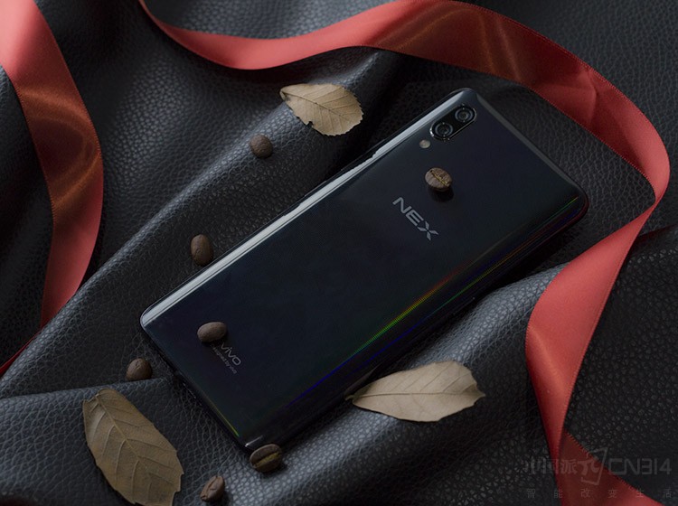 �û��ĺ�ǲ������ǲ�����ȫ�µġ�ȫϢ�òʼ����������3D�������ʣ�ͨ������תӡ����Ĥ��ӡˢ�ȶ�����գ�����ڲ�ͬ�Ƕȹ�Դ�����»���ֳ��ò�Ч������һ����������ֵ�������������������ᣬvivoҲ�Ǻܻ����ɣ��ֻ���Ȼ�Ѿ������ǵ�װ��Ʒ�ˣ��������ɲ����ĺÿ��㣿