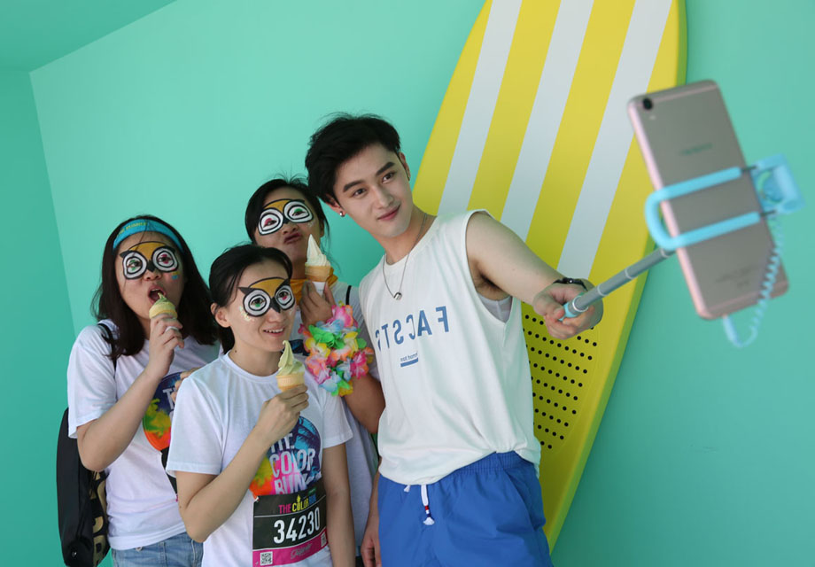 OPPO �˴λ����ֳ�׼���㹻��� R9 �ֻ������ĸ˵Ȼ�������װ�úͻ�������ĳ�����Ƭ�����ֳ���ӡ��ÿ���������������ܲ���Ȥ��ͬʱ�������ĳ�������ɫ��������˲�䡣