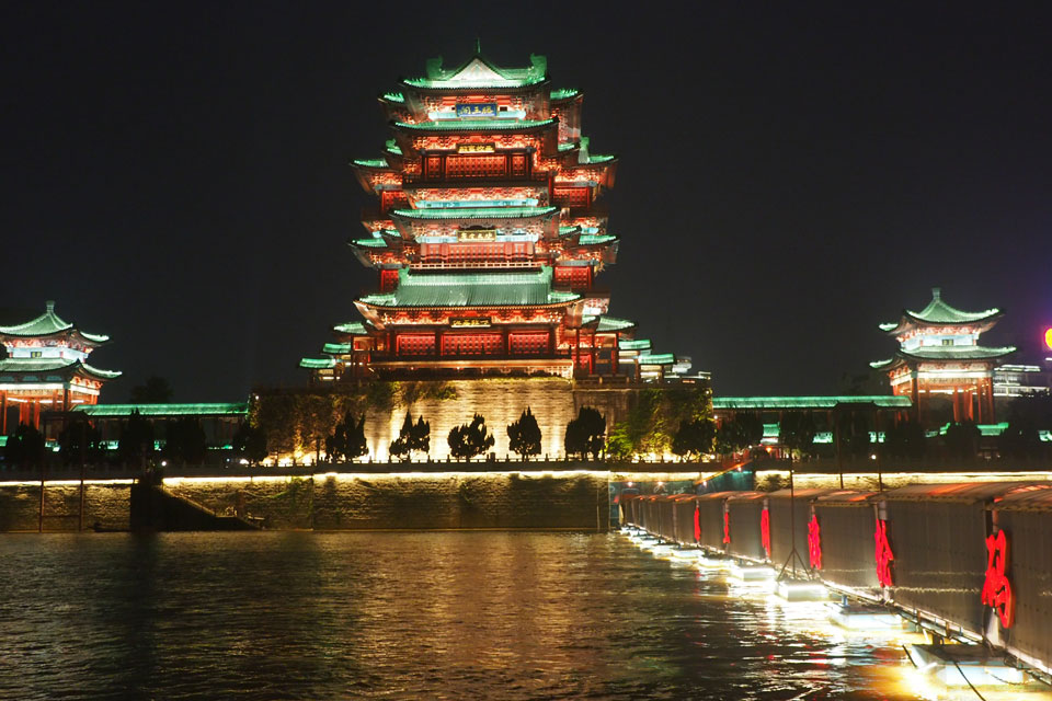 �����󣬽���������¥֮һ��λ�ڽ���ʡ�ϲ����������ؽ�·�ӽ�������ʼ�����Ƴ��������꣬����̫��������֮�ܡ�����ԪӤʼ���������������ʫ������ʫ�䡰��ϼ�������ɣ���ˮ������һɫ��������������