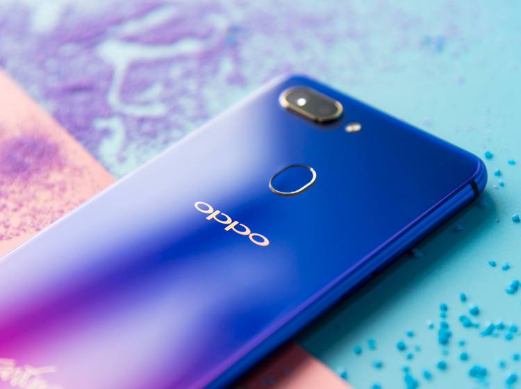 ����ͨ�治ͬ���ǣ�OPPO R15���ư�Ľ��乤�ղ��ö����ġ����������ʡ����ں�����֯�ĵط�ͨ�����Ƶ�ʻ�������ɫ�ʽ��е��ӣ�ʵ���˲��������λð�ĺ������ɡ�