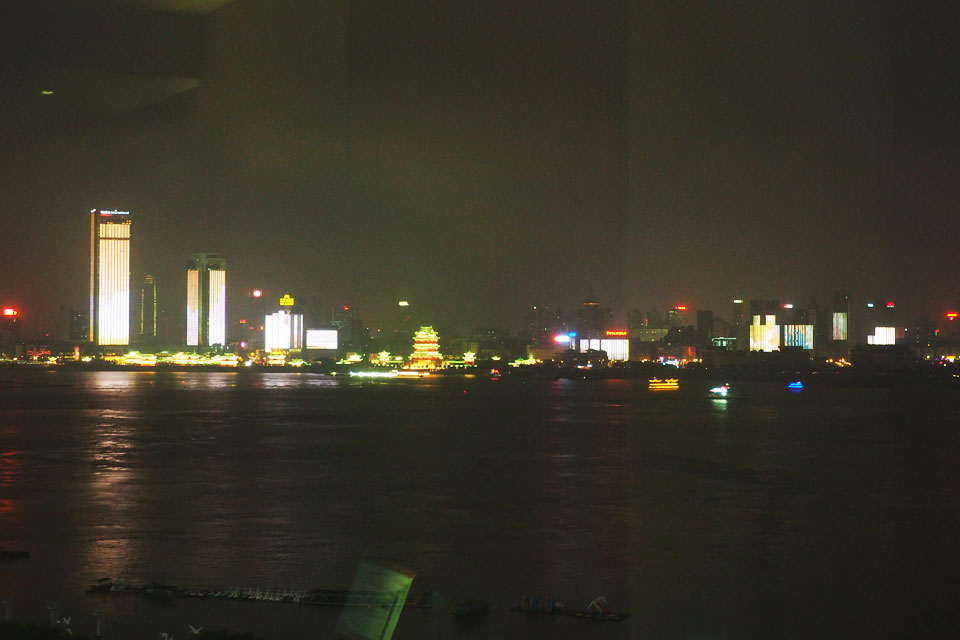 ��ivvi�����ˣ��������ð���ͨ���硱����11��19�������ϲ��ӽ�һ������8���296������ͬʱ����������������һ���ر�ĵƹ���΢��Ӱ